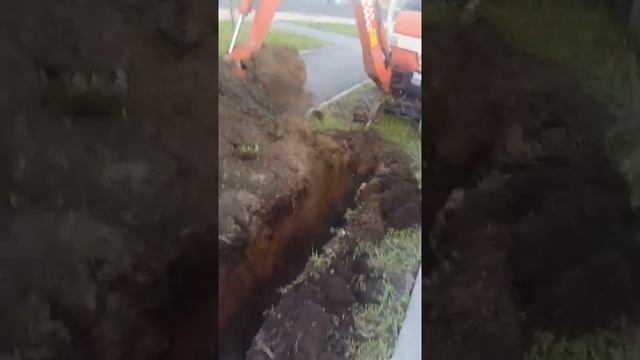 Готовим траншею для прокладки кабеля в земле. Матрешкин двор г. Новосибирск 2015 г. смотреть онлайн