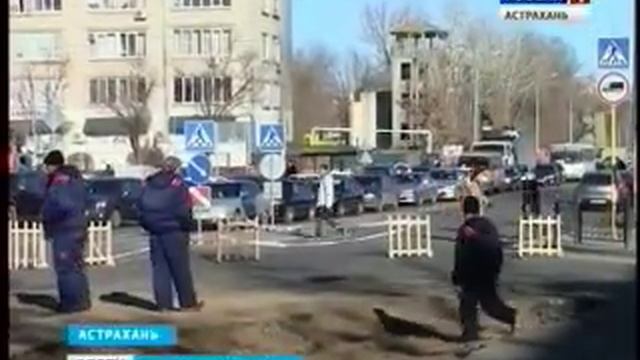 В Астрахани образовались большие пробки из-за ограничения движения по улице Анри Барбюса смотреть онлайн
