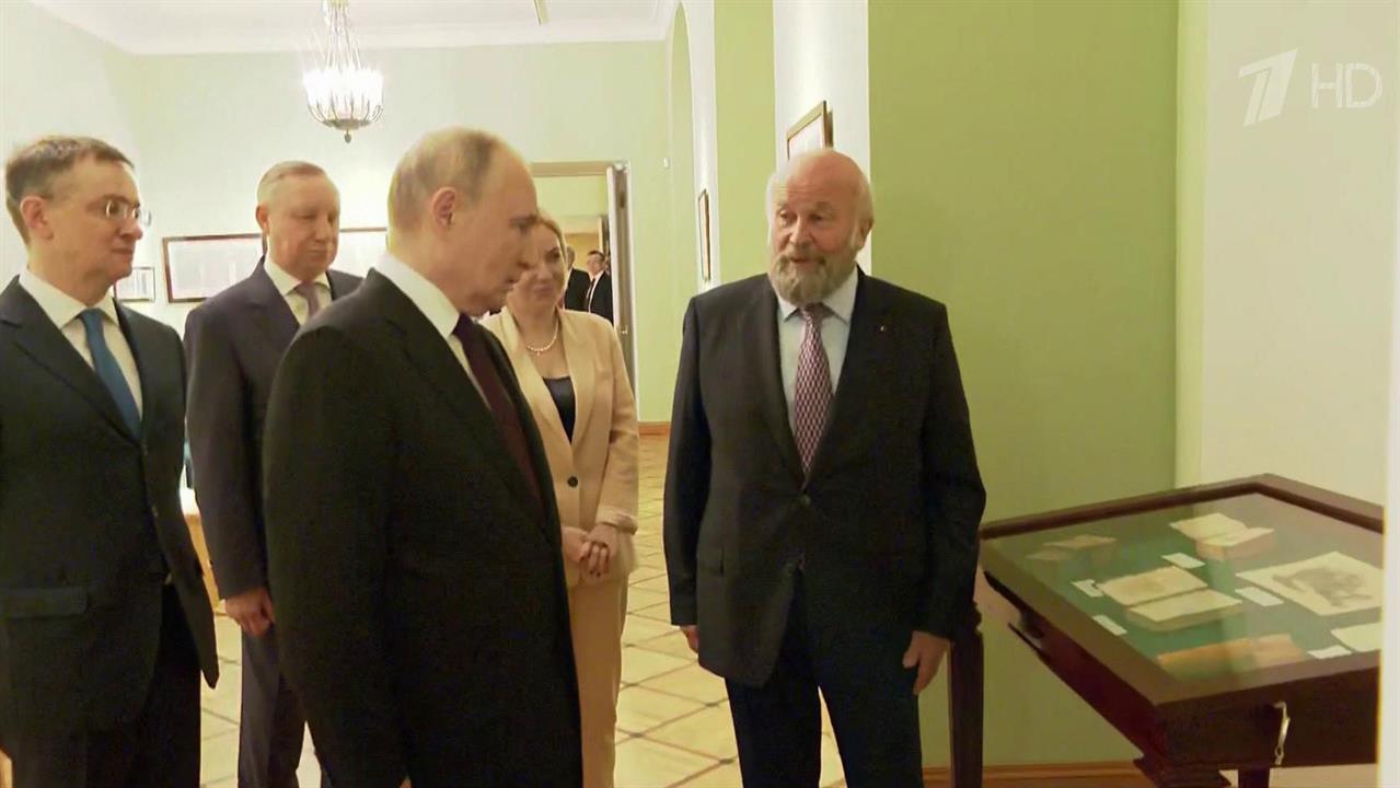 Владимир Путин стал первым посетителем новой выставки в Царском Селе