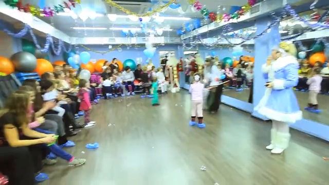 Дед Мороз и Снегурочка поздравляют деток by Анастасия Милованова смотреть онлайн