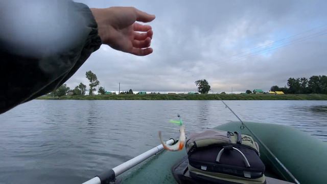 ВОТ ЭТО ЖОР! КЛЮЕТ КУДА НИ ЗАКИНЬ! Ловля окуня на микроджиг на пруду смотреть онлайн