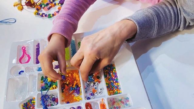 Создание украшений для девочек. Делаем украшения для Никиных подружек. смотреть онлайн