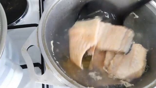 1 ноября. Как я варю рыбный суп из хребта красной рыбы. Ну очень вкусный и простой супчик! смотреть онлайн