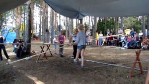 Девочки научились ходить по канату за неделю.