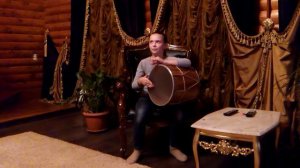 Девочка играет на армянском барабане г. Сочи