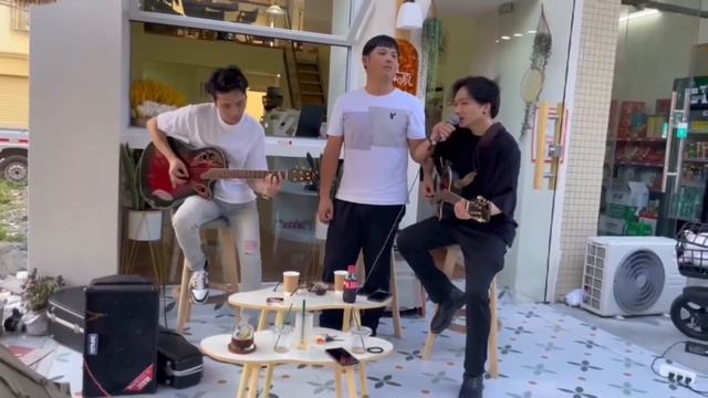 带着心爱的乐器和酷乐BP60D音响，寻找一处热闹的街巷或者林间大道，边弹边唱~ смотреть онлайн