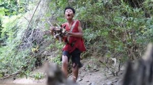 мальчик дикарь украл козу и приготовил кушать еду