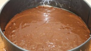 Шоколадный торт с грецкими орехами, сгущенным молоком и шоколадным соусом