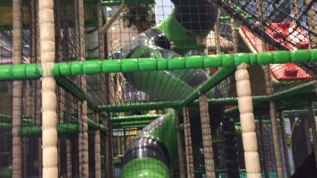 День Рождения Лизы отмечаем в Развлекательном центре Джунгли смотреть онлайн