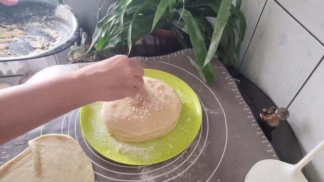 Дрожжевое тесто для сдобной выпечки. Идеальный рецепт пышных и сладких булочек. Édes Zsemle.