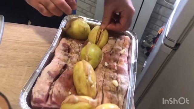 Свиные рёбрышки с картошкой в духовке. смотреть онлайн