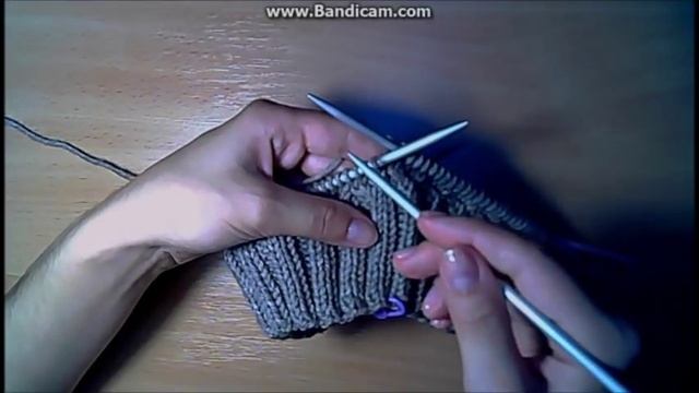 Хит этого года-вяжем для себя любимой.Шапка спицами красивым узором с меховым помпоном