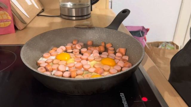 Яичница с сосисками Вкусный Завтрак Лёгкий Рецепт Еда Люблю Покушать Яйцо с Колбасой