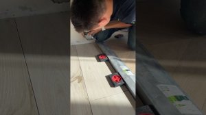 Особенности укладки инженерной доски елочкой на фанеру. Секреты примыкания с плиткой