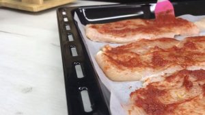 Невероятно вкусный и лёгкий рецепт куриной грудки в духовке.