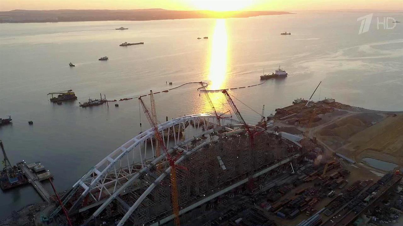 Рабочие собрали арку автодорожного моста через Керченский пролив
