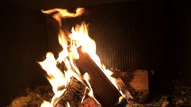 Треск огня дров в камине, успокаивающие онлайн звуки природы, которые универсально подходят для сна смотреть онлайн