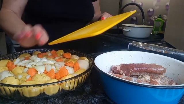 Запечённые рёбрышки с картошкой в духовке смотреть онлайн