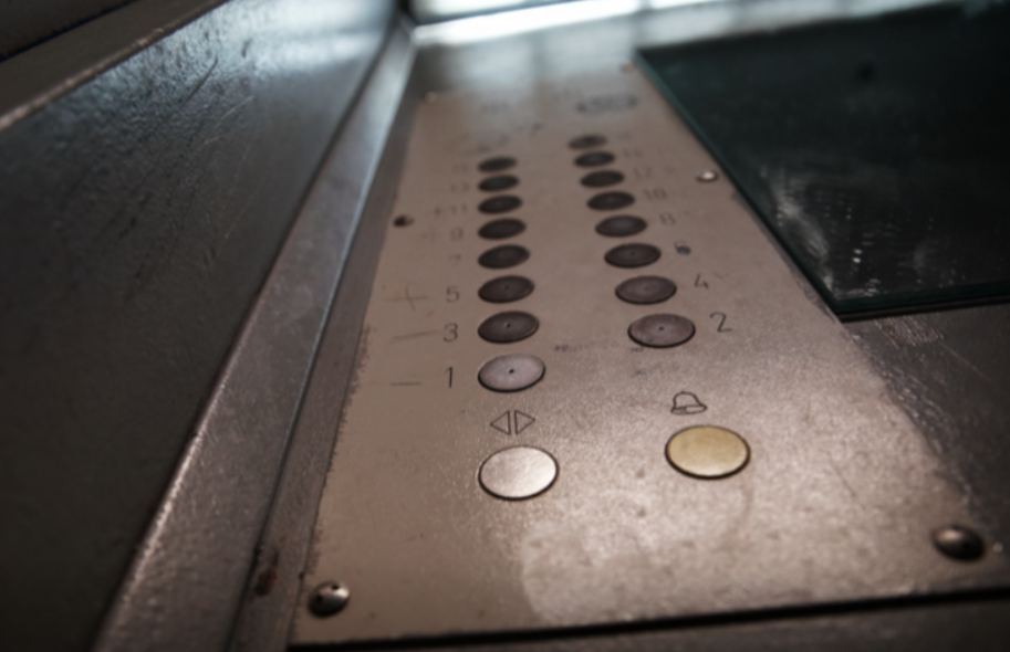 Молодая мама висела в лифте вниз головой с переломанными ногами полчаса до скорой