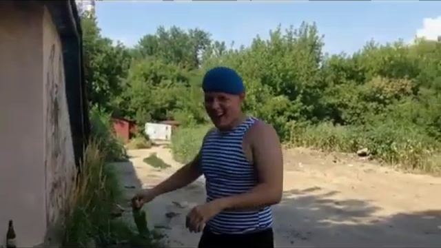 Десантник разбивает об голову бутылку смотреть онлайн