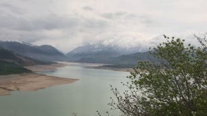 Долина реки Пскем  и Чарвакское  водохранилище в начале апреля, в полдень