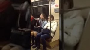 Девушка в метро