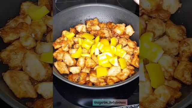 Легкий тёплый салат с курицей