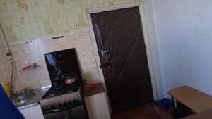 Начали клеить обои на кухне. Кухня стала светлее, чем раньше.