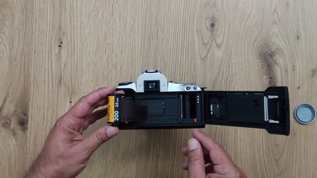 COMO COLOCAR PELICULA DE 35MM. CANON EOS 300 смотреть онлайн