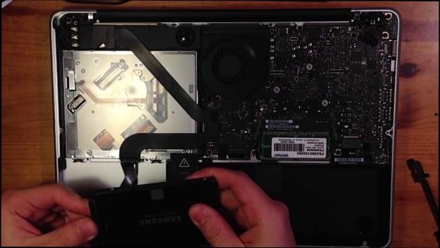 Installer un SSD dans un MacBook Pro ( Samsung EVO 850 250 Go ) смотреть онлайн