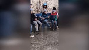 Мальчик с друзьями мощно спел под укулеле песню Виктора Цоя