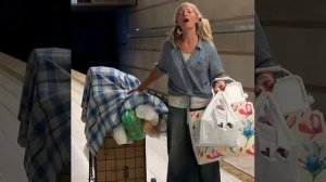 Бездомная россиянка Эмили Замурка поет в метро США