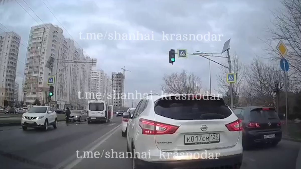 Выехавшая на встречку скорая помощь сбила велосипедиста на переходе в Краснодаре