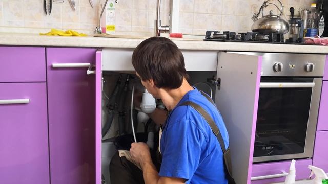 Как прочистить канализацию тросом. Чистка канализации на кухне.