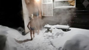 Прыгаем в снег после бани! Дача.