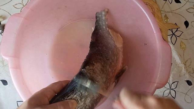 Как почистить рыбу от чешуи быстро, и чтобы не разлеталась 👍 Супер способ