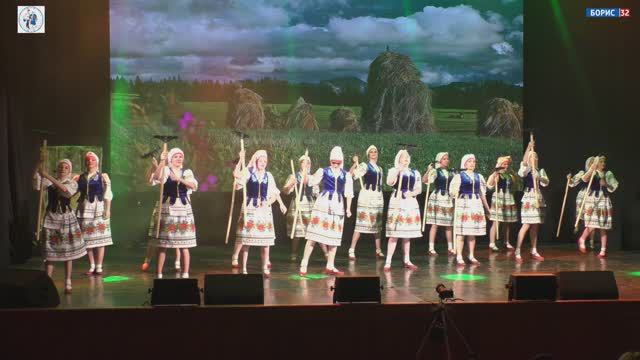 Праздничный юбилейный концерт ансамбля танца «Россияне». "Танец с граблями". 06.04.2024 год. смотреть онлайн