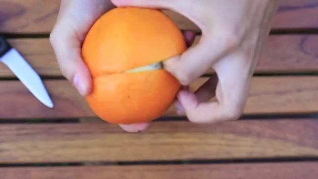 Почистить апельсин в обратной съёмке