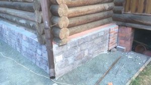 Облицовка цоколя сруба диким камнем