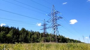 Два высоковольтных столба. Июнь 2022