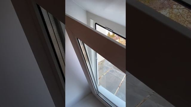 Установка треугольного окна в загородном доме