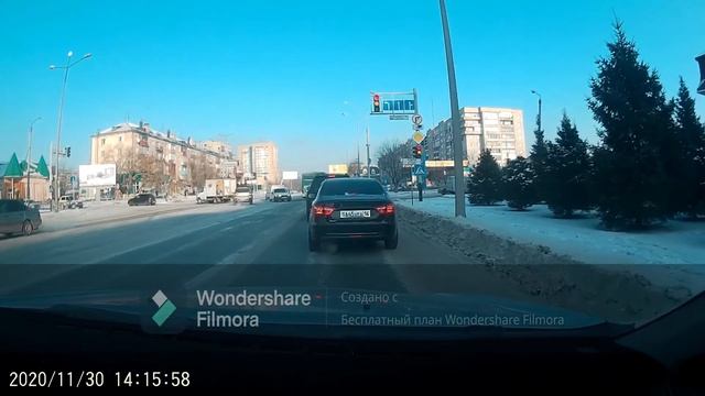 Семей. Автобус с пассажирами летит на красный сигнал светофора! смотреть онлайн