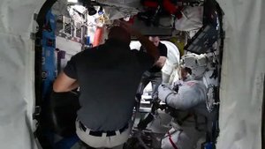 Подготовка скафандров для выхода в открытый космос не как в фильмах