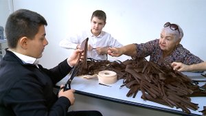 Мытищинских школьников обучили технике плетения маскировочных сетей