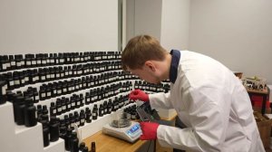 Производство духов: собираем концентрат нарциссовой рощи