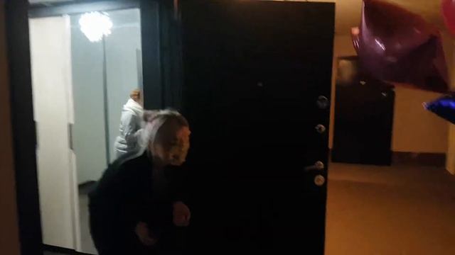 Торт в лицо! Поздравление подруги. С днем рождения, короче! Рожой в торт. Лайфхак. Юмор.