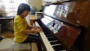 Марианна Лемешкина, 6 лет. И.С.Бах "Двухголосная инвенция До мажор".