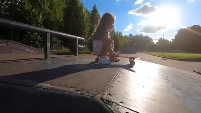 Вика и скейтборд. Ребёнок в 4 года катается на скейтборде смотреть онлайн