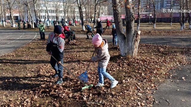 Уборка территории школы школьниками младших классов