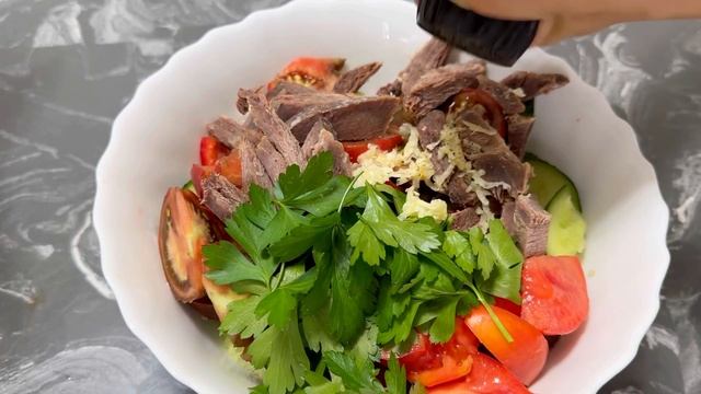 Овощной салат с мясом! Легкий салат БЕЗ ЖАРКИ И ВАРКИ! Праздничный салат за 10 минут‼️